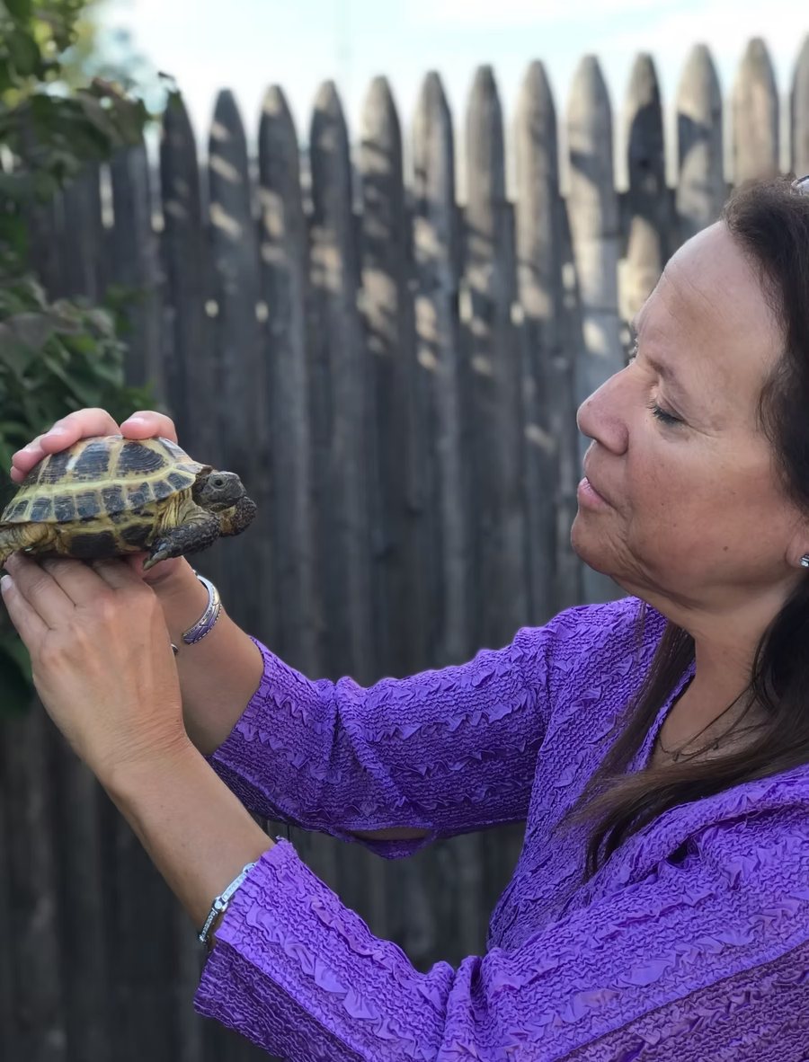 Donna Sue Rosenthal with a tortoise